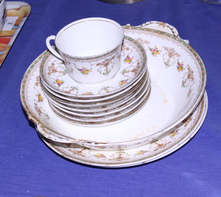 An Aynsley part tea service decorated with sprays of flowers - Image 3 of 5