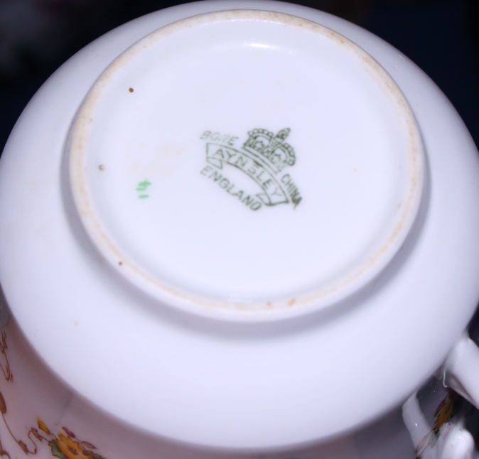 An Aynsley part tea service decorated with sprays of flowers - Image 5 of 5