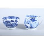 An early 19th century English blue and white porcelain custard cup, decorated with leaves,