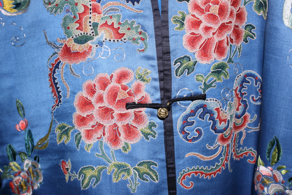 A Chinese embroidered silk robe with floral and insect decoration on a blue ground - Bild 4 aus 5