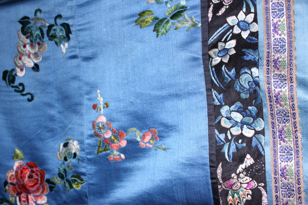 A Chinese embroidered silk robe with floral and insect decoration on a blue ground - Bild 3 aus 5