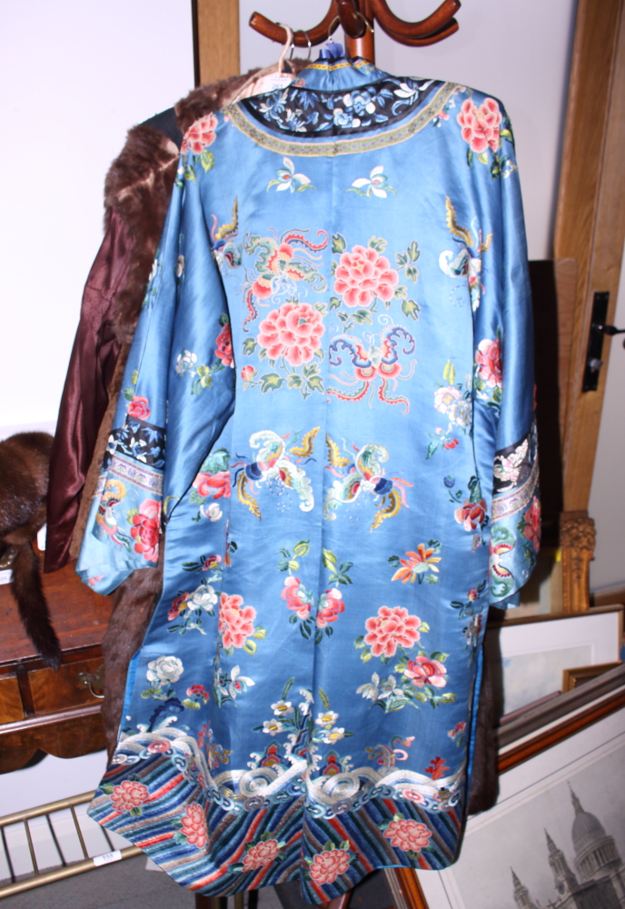 A Chinese embroidered silk robe with floral and insect decoration on a blue ground - Bild 5 aus 5