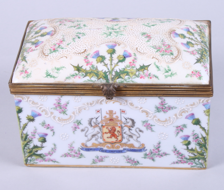 A 19th century, Samson of Paris, porcelain casket, decorated with flowers thistles and crest with - Image 3 of 7