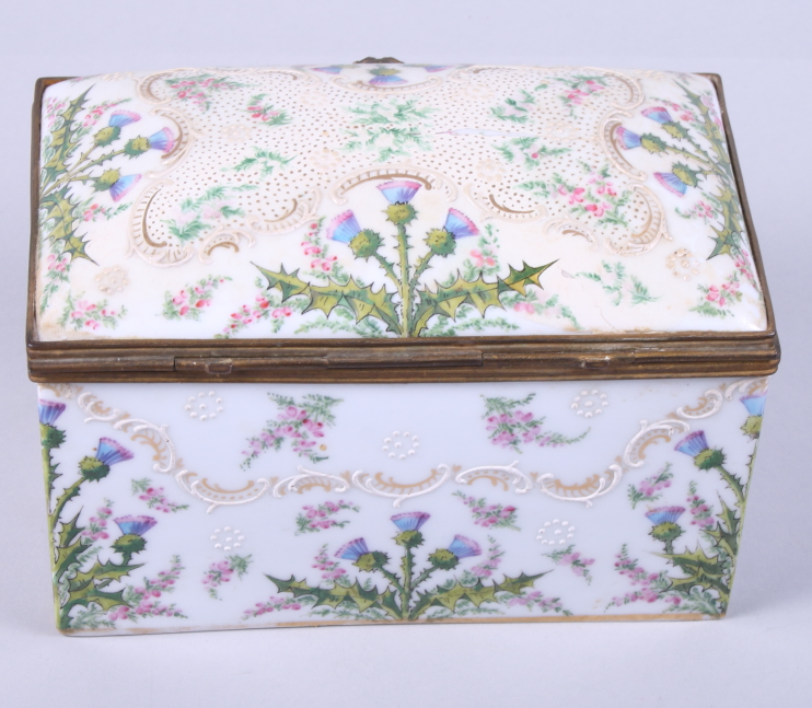 A 19th century, Samson of Paris, porcelain casket, decorated with flowers thistles and crest with - Image 5 of 7