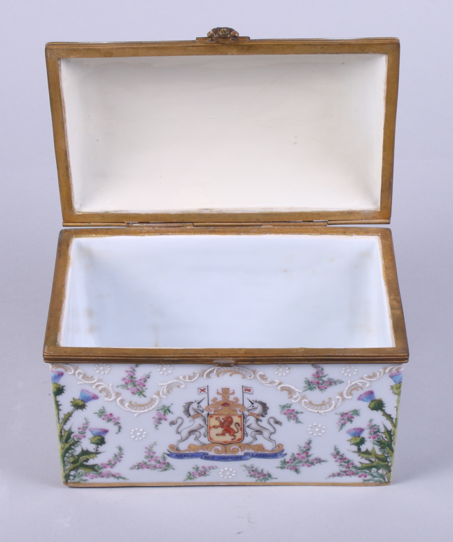 A 19th century, Samson of Paris, porcelain casket, decorated with flowers thistles and crest with - Image 6 of 7