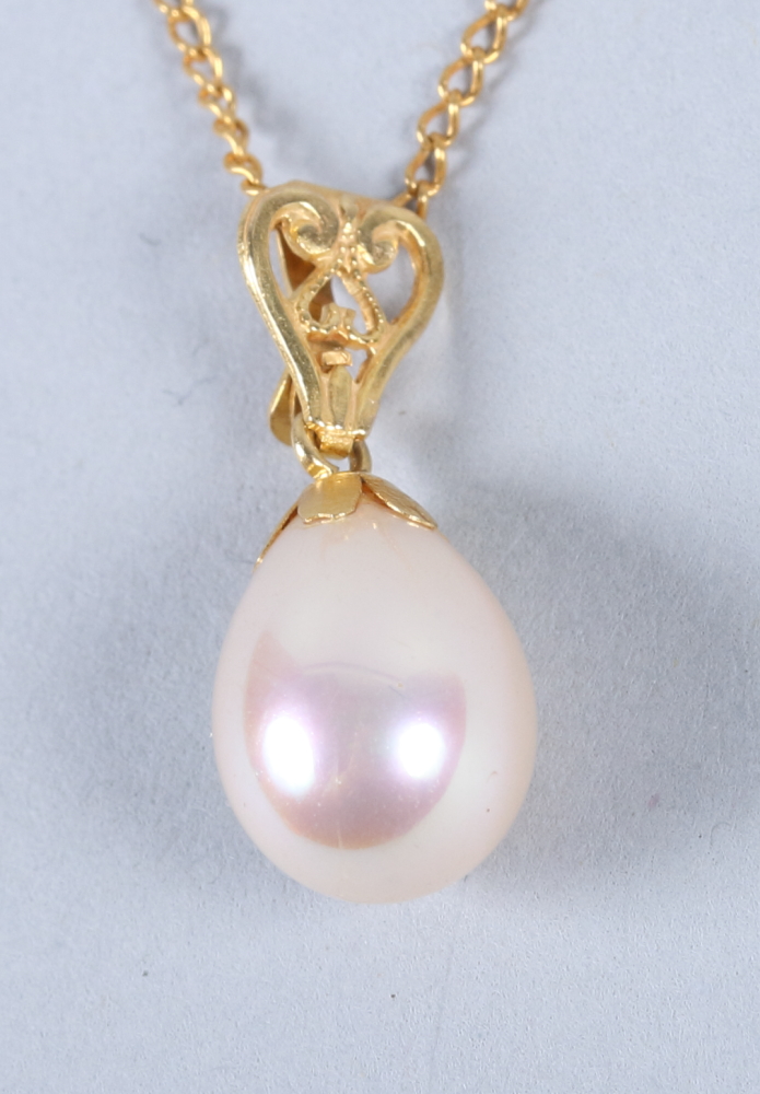 A yellow metal mounted pearl pendant, on a travelink chain - Image 2 of 2