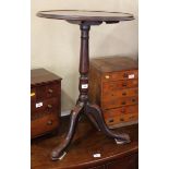 A Georgian mahogany circular top occasional table, on turned column and tripod splay supports, 20"