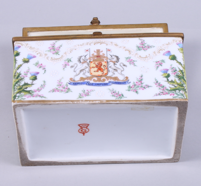 A 19th century, Samson of Paris, porcelain casket, decorated with flowers thistles and crest with - Image 7 of 7