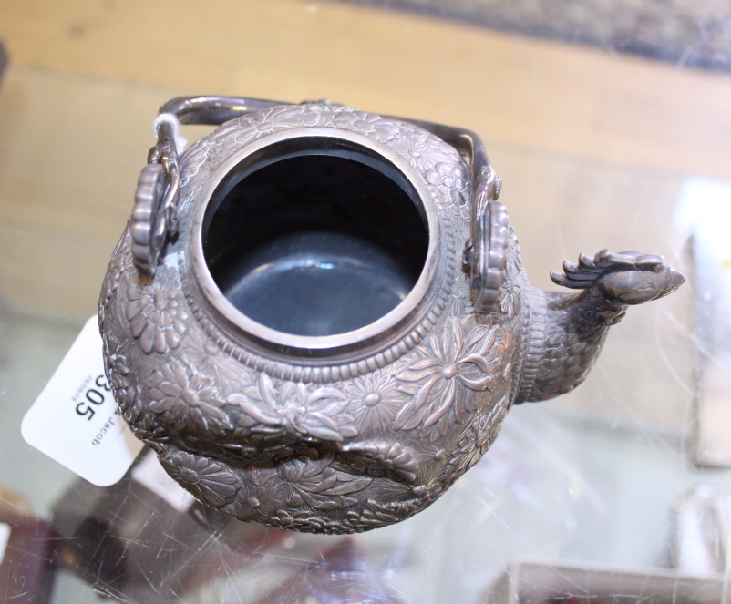 A Japanese white metal teapot with all-over floral decoration and cockerel spout, applied seal - Bild 7 aus 13