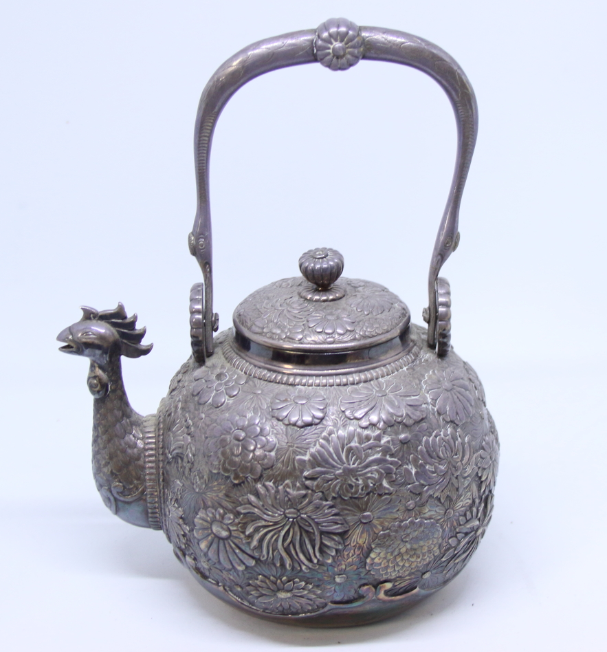 A Japanese white metal teapot with all-over floral decoration and cockerel spout, applied seal - Bild 2 aus 13