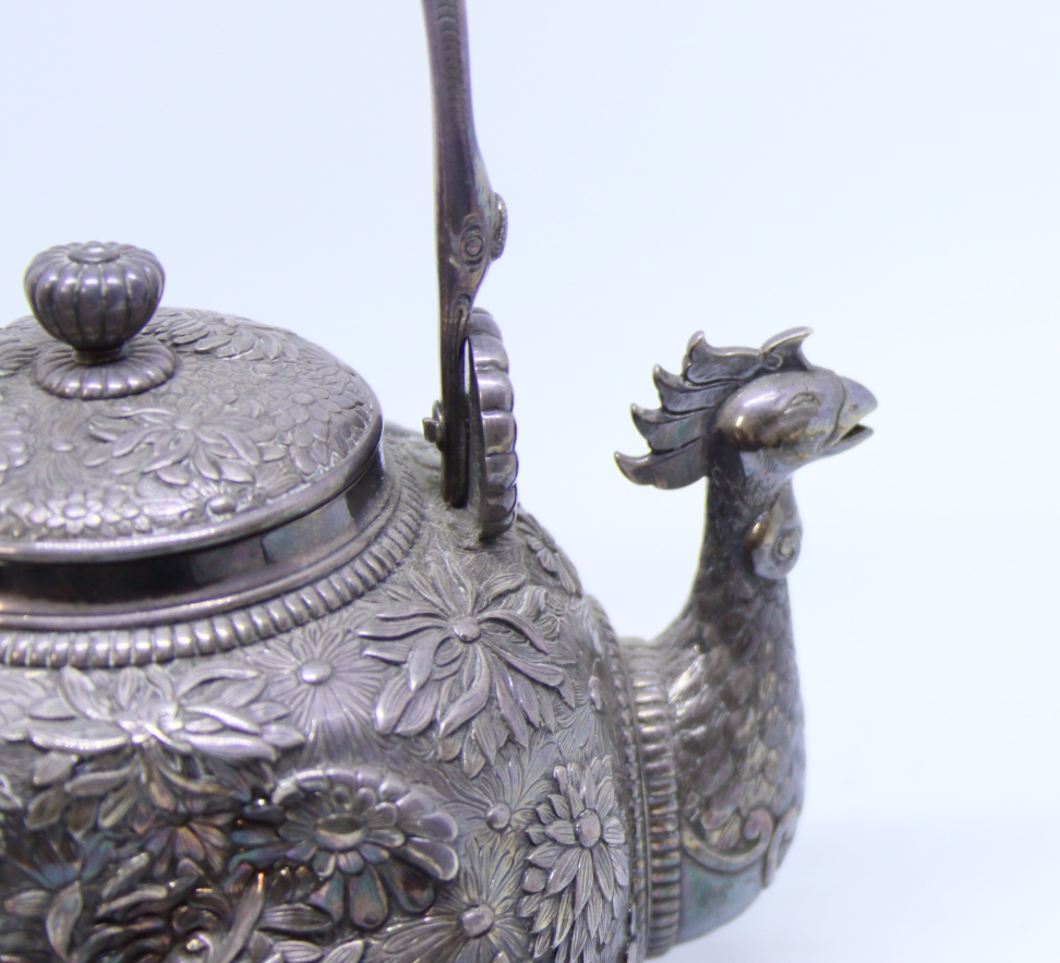 A Japanese white metal teapot with all-over floral decoration and cockerel spout, applied seal - Bild 4 aus 13