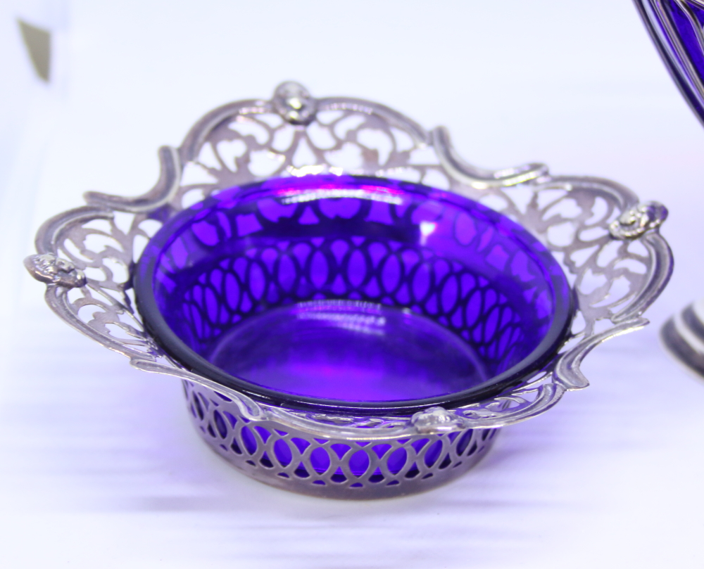 A silver wirework bonbon basket, on oval stand with blue glass liner, 9.9oz troy approx, and one - Bild 2 aus 2