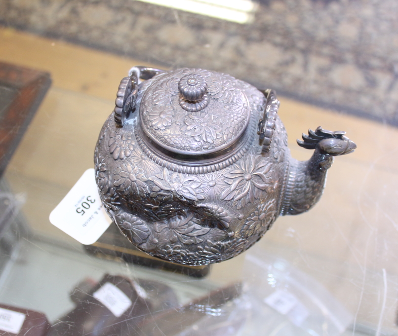 A Japanese white metal teapot with all-over floral decoration and cockerel spout, applied seal - Bild 6 aus 13