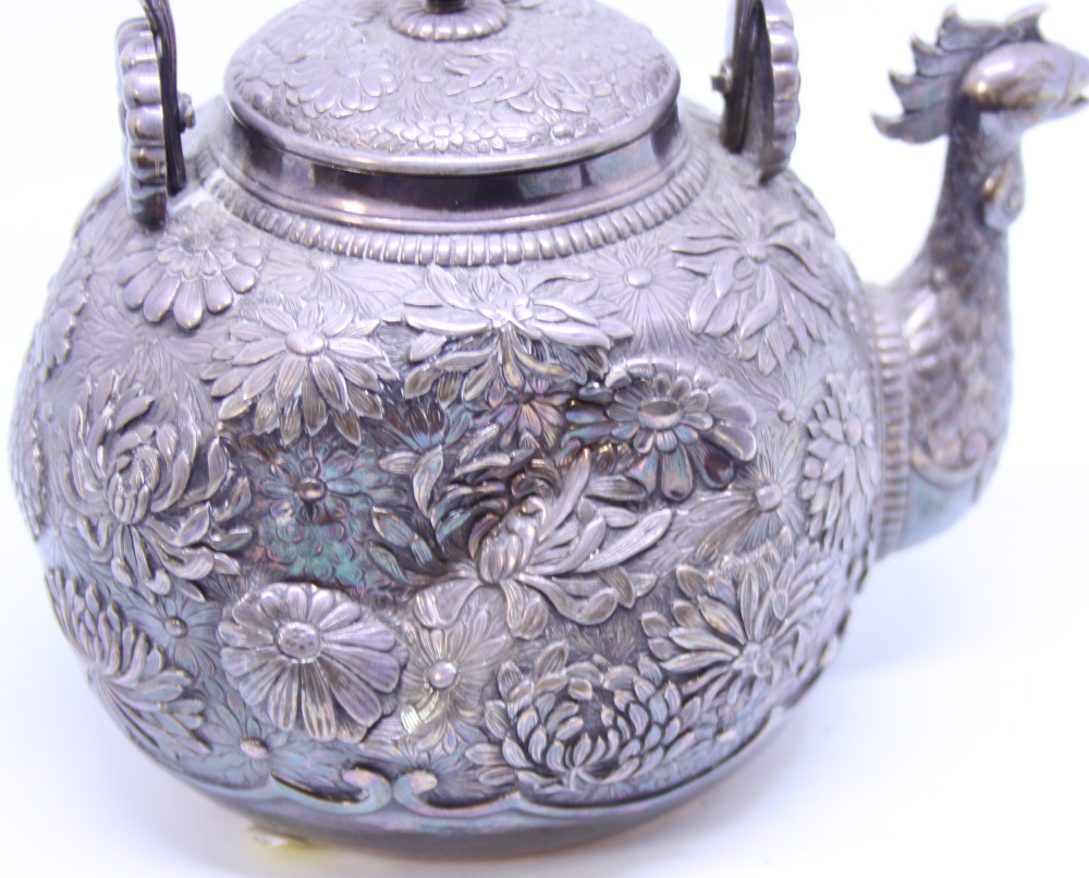 A Japanese white metal teapot with all-over floral decoration and cockerel spout, applied seal - Bild 3 aus 13