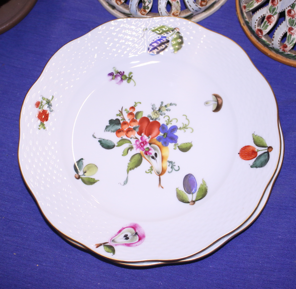 A set of five Herend fruit decorated dessert plates, 80" dia, and five similar Continental dessert - Image 6 of 9