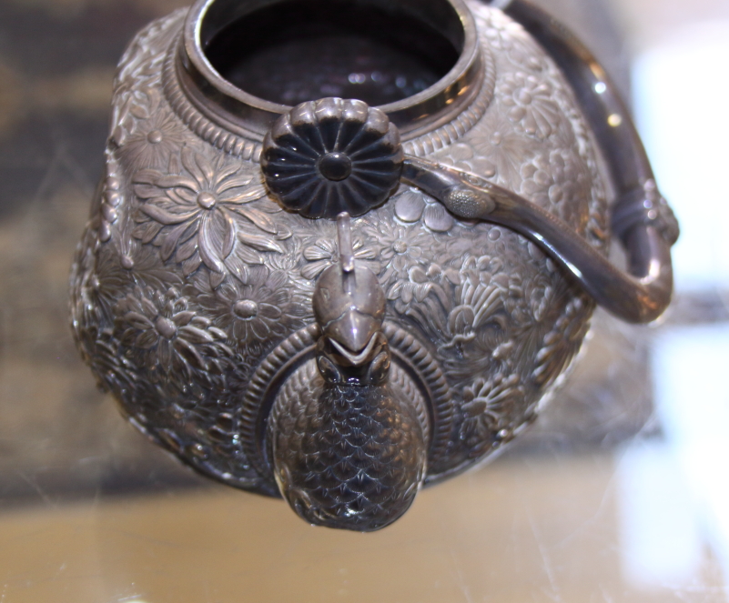 A Japanese white metal teapot with all-over floral decoration and cockerel spout, applied seal - Bild 10 aus 13