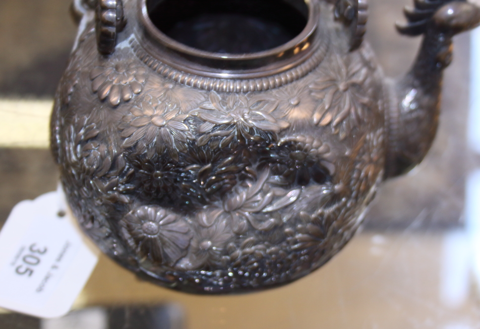 A Japanese white metal teapot with all-over floral decoration and cockerel spout, applied seal - Bild 9 aus 13