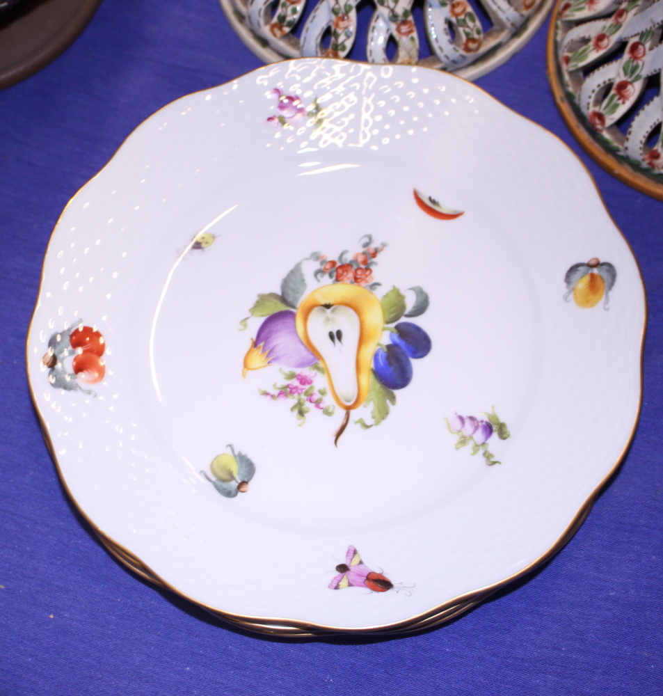 A set of five Herend fruit decorated dessert plates, 80" dia, and five similar Continental dessert - Image 5 of 9