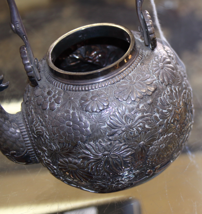 A Japanese white metal teapot with all-over floral decoration and cockerel spout, applied seal - Bild 11 aus 13