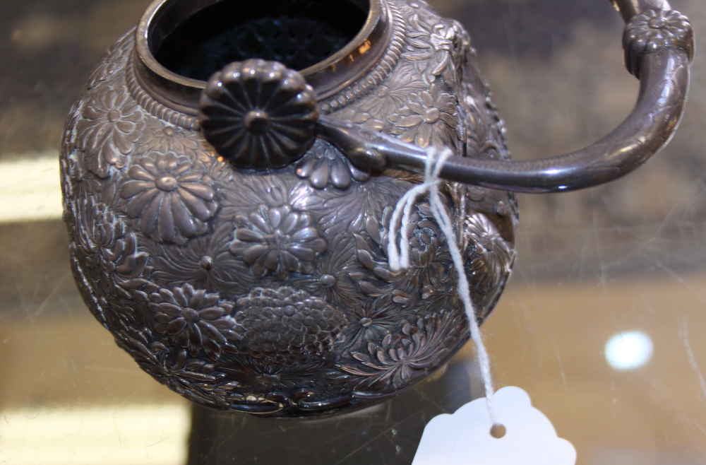 A Japanese white metal teapot with all-over floral decoration and cockerel spout, applied seal - Bild 12 aus 13