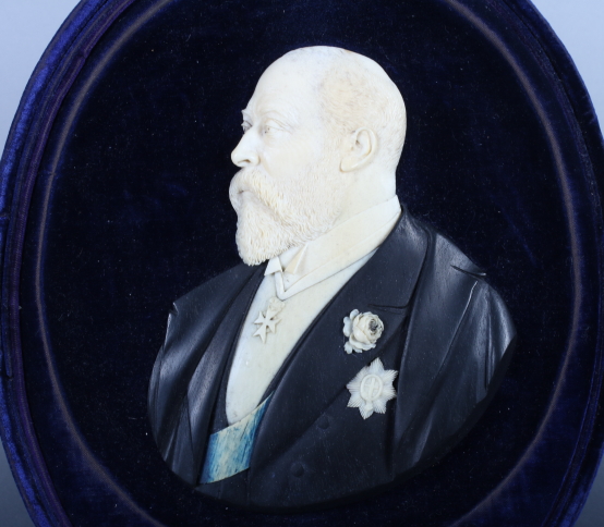 An early 20th century ebony and ivory relief portrait of Edward VII, signed W P Hogh, in a velvet - Image 2 of 6