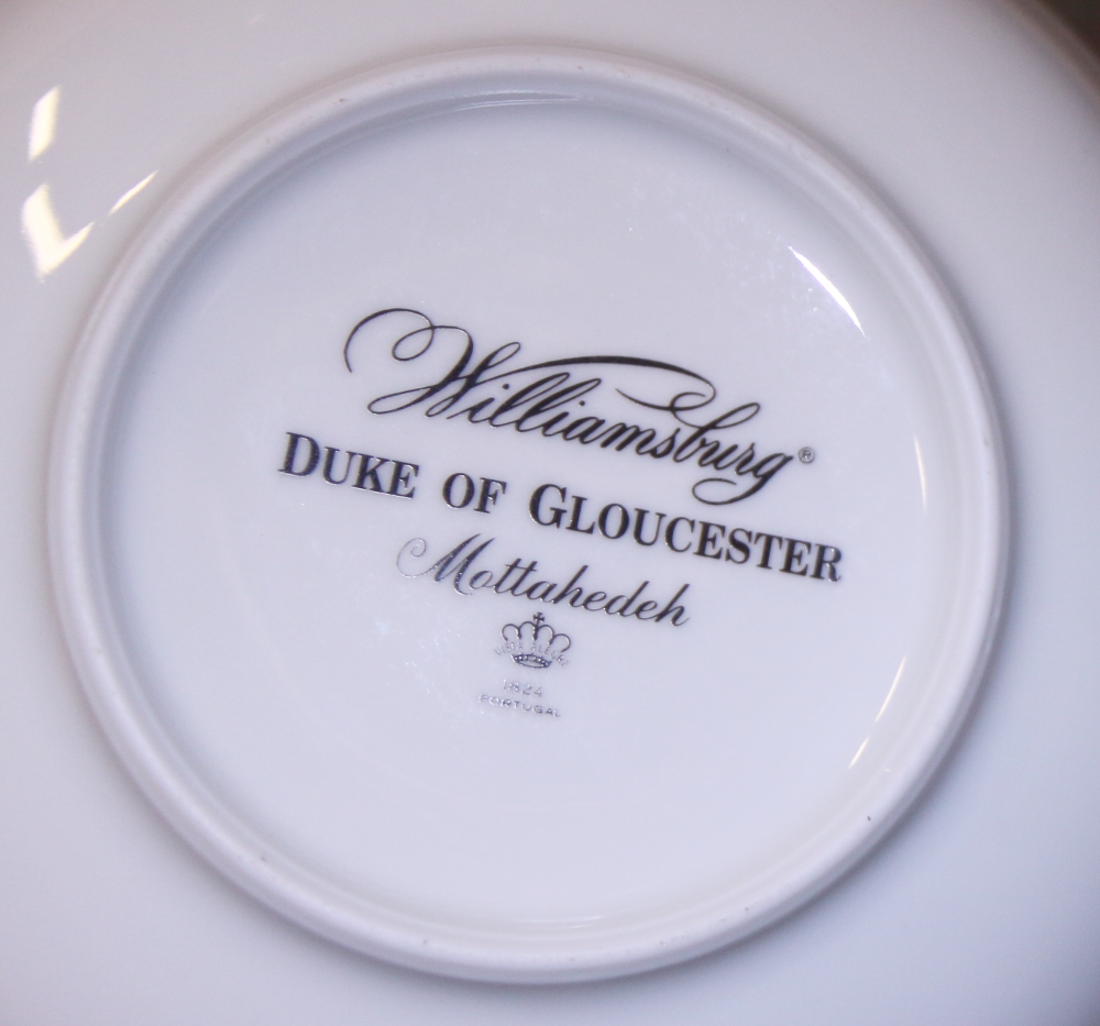 A Williamsburg "Duke of Gloucester" part dinner service and a Richard Ginori porcelain bowl - Image 4 of 5