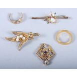 A 22ct gold wedding band, ring size N, 4.7g, a 9ct gold brooch set pearls, a similar brooch, a