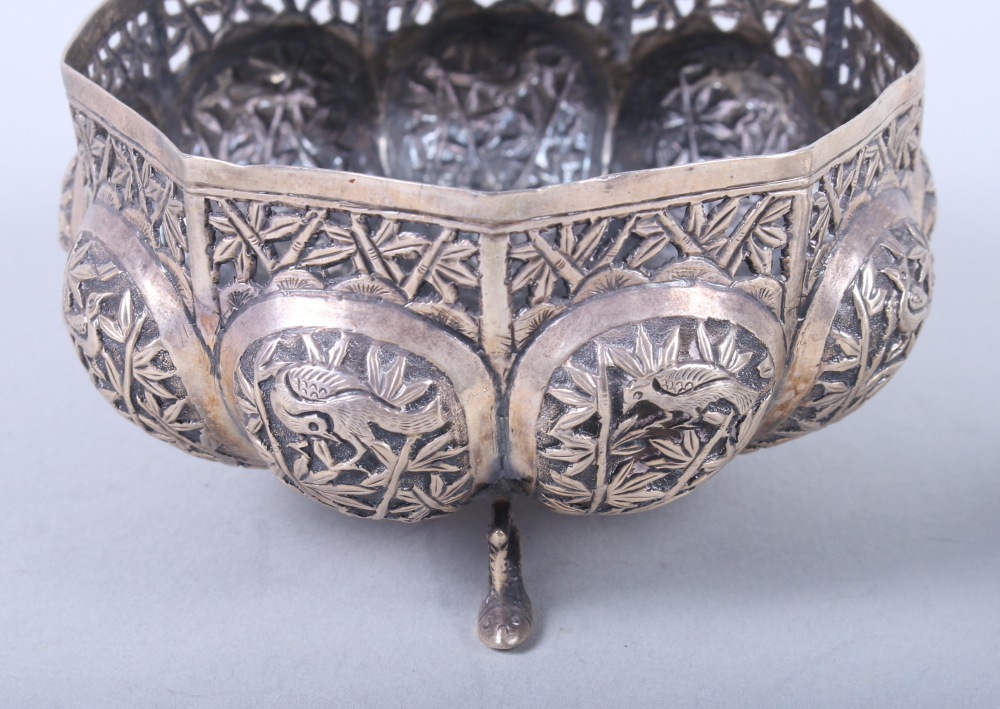 An early 20th century Indian silver cylindrical box and cover, embossed with floral and tree - Bild 3 aus 4