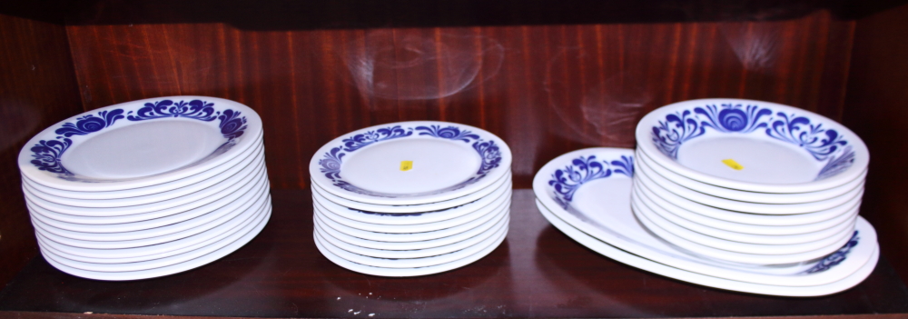 A Vista "Algere" pattern blue and white part dinner service