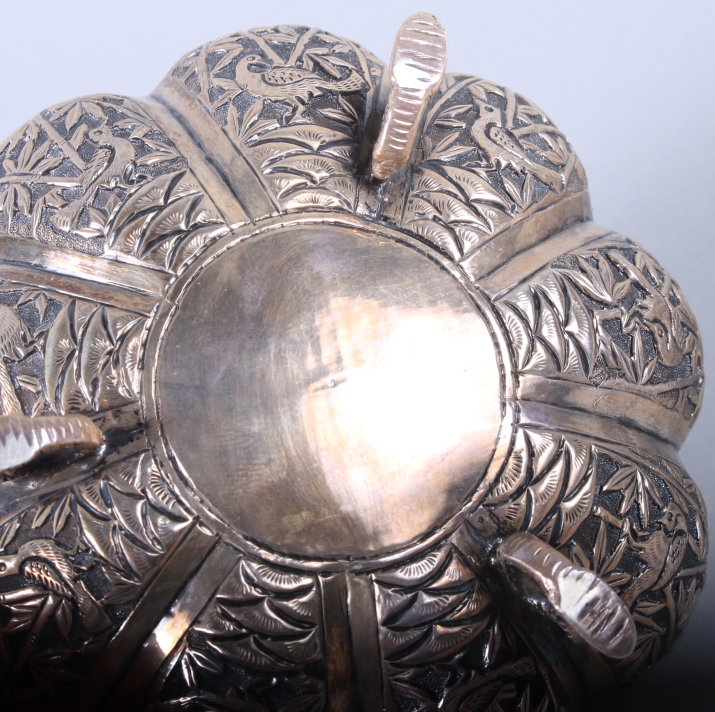 An early 20th century Indian silver cylindrical box and cover, embossed with floral and tree - Bild 4 aus 4