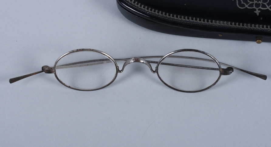 A pair of 19th century white metal spectacles, in papier-mache case, and a 19th century yellow metal - Image 3 of 4