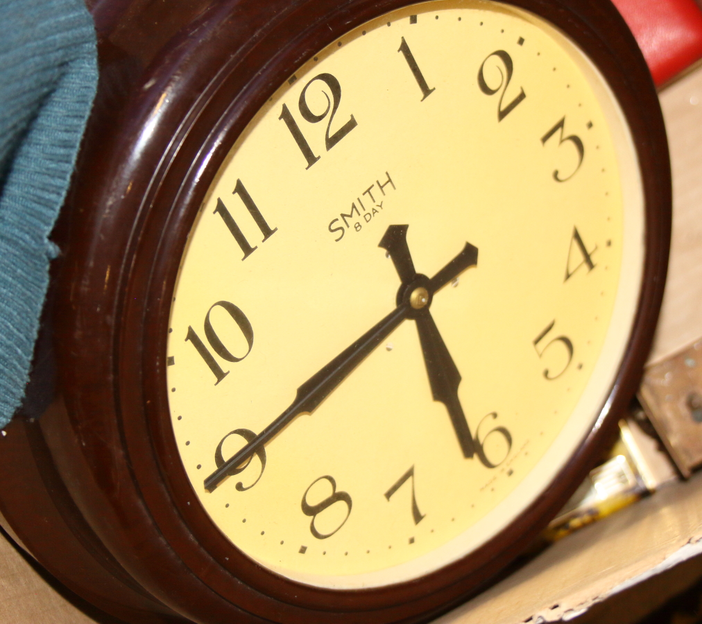 A 1930s Smith of London, eight-day Bakelite wall clock, various mantel clocks, a silver pocket - Bild 2 aus 3