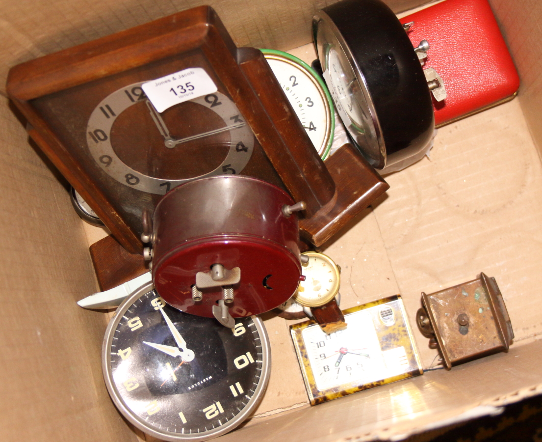 A 1930s Smith of London, eight-day Bakelite wall clock, various mantel clocks, a silver pocket - Bild 3 aus 3