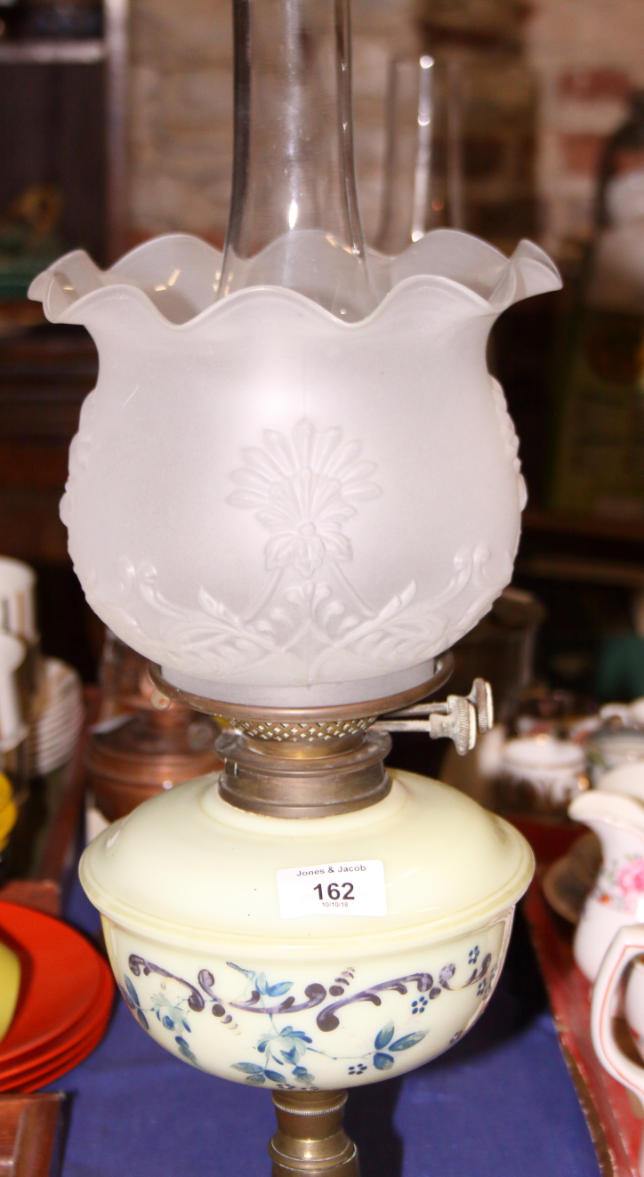 A late 19th century glass and brass oil lamp, 24" high, and a pair of 19th century oak barley - Bild 2 aus 3