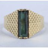 A 14ct gold ring, textured shoulders, inset green glass stone, ring size T/U