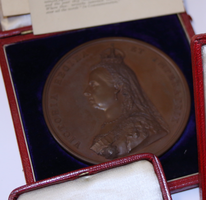 A Victorian Diamond Jubilee medal, one similar, in fitted case, together with various other coins - Image 3 of 4