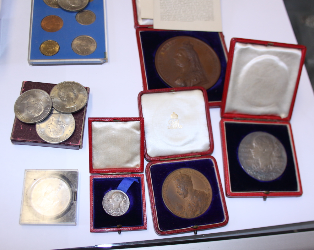 A Victorian Diamond Jubilee medal, one similar, in fitted case, together with various other coins - Image 2 of 4