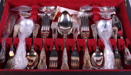 A canteen of silver plated King's pattern cutlery, in fitted polished as mahogany case - Image 2 of 4