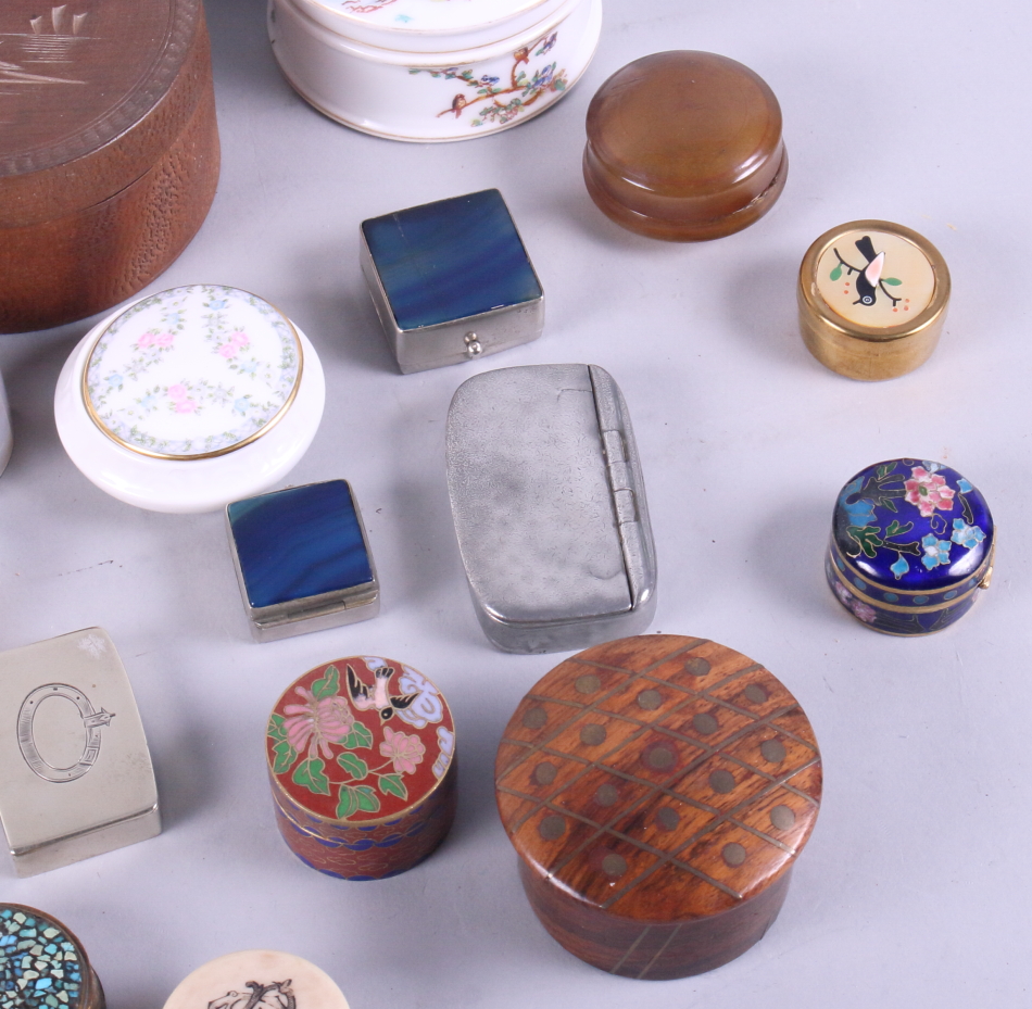 A collection of enamel, china, metal and wood pillboxes and trinket boxes - Image 5 of 5