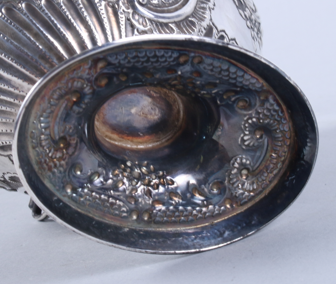 A late Victorian silver bonbon dish with embossed scroll and floral decoration, on oval pedestal - Image 5 of 5