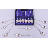 A set of fourteen George V silver apostle spoons, 6.7oz troy approx