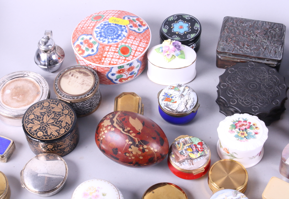 A collection of enamel, china, metal and wood pillboxes and trinket boxes - Image 3 of 5