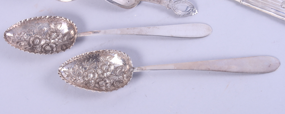 A Georgian design silver rattle with mother-of-pearl handle and ivory teething ring, a silver - Image 4 of 5