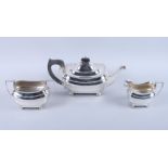 A George V silver three-piece teaset, 35.4oz troy approx