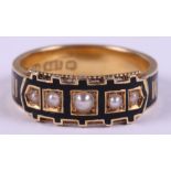 An early 19h century 15ct gold and black enamel mourning ring, set with five seed pearls, size O