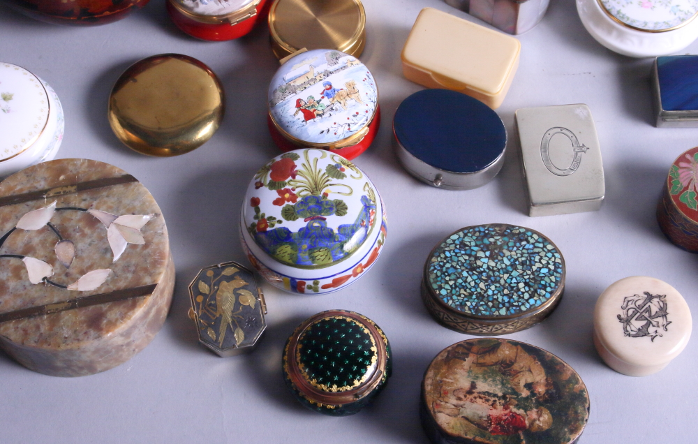 A collection of enamel, china, metal and wood pillboxes and trinket boxes - Image 2 of 5