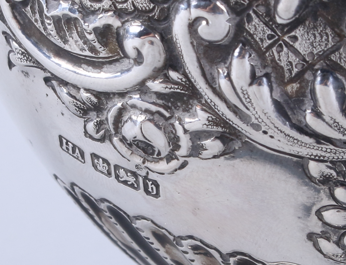 A late Victorian silver bonbon dish with embossed scroll and floral decoration, on oval pedestal - Image 3 of 5