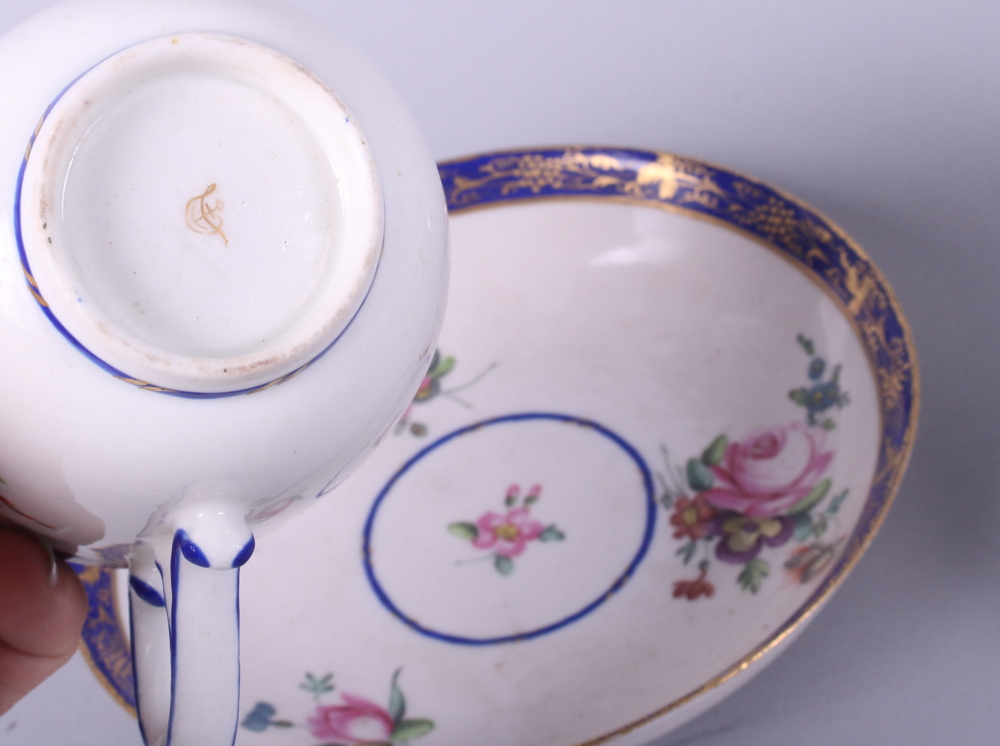 A collection of 18th and 19th century Derby porcelain cabinet cups and saucers, various - Image 5 of 15