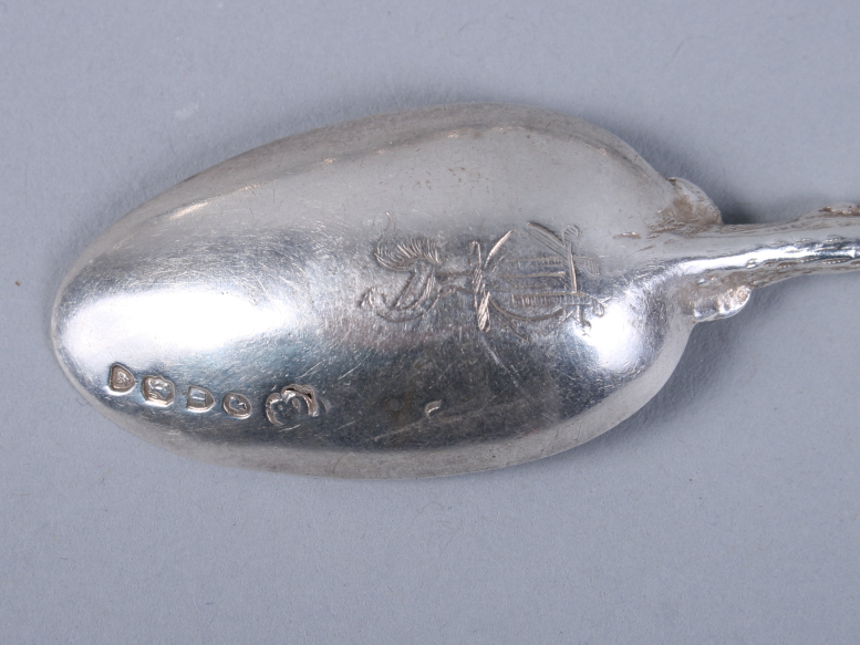 A matched set of ten Victorian silver teaspoons with leaf and flower decorated handles and crest - Image 3 of 3