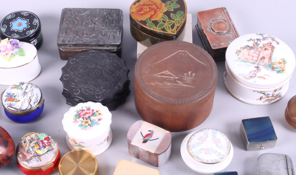 A collection of enamel, china, metal and wood pillboxes and trinket boxes - Image 4 of 5